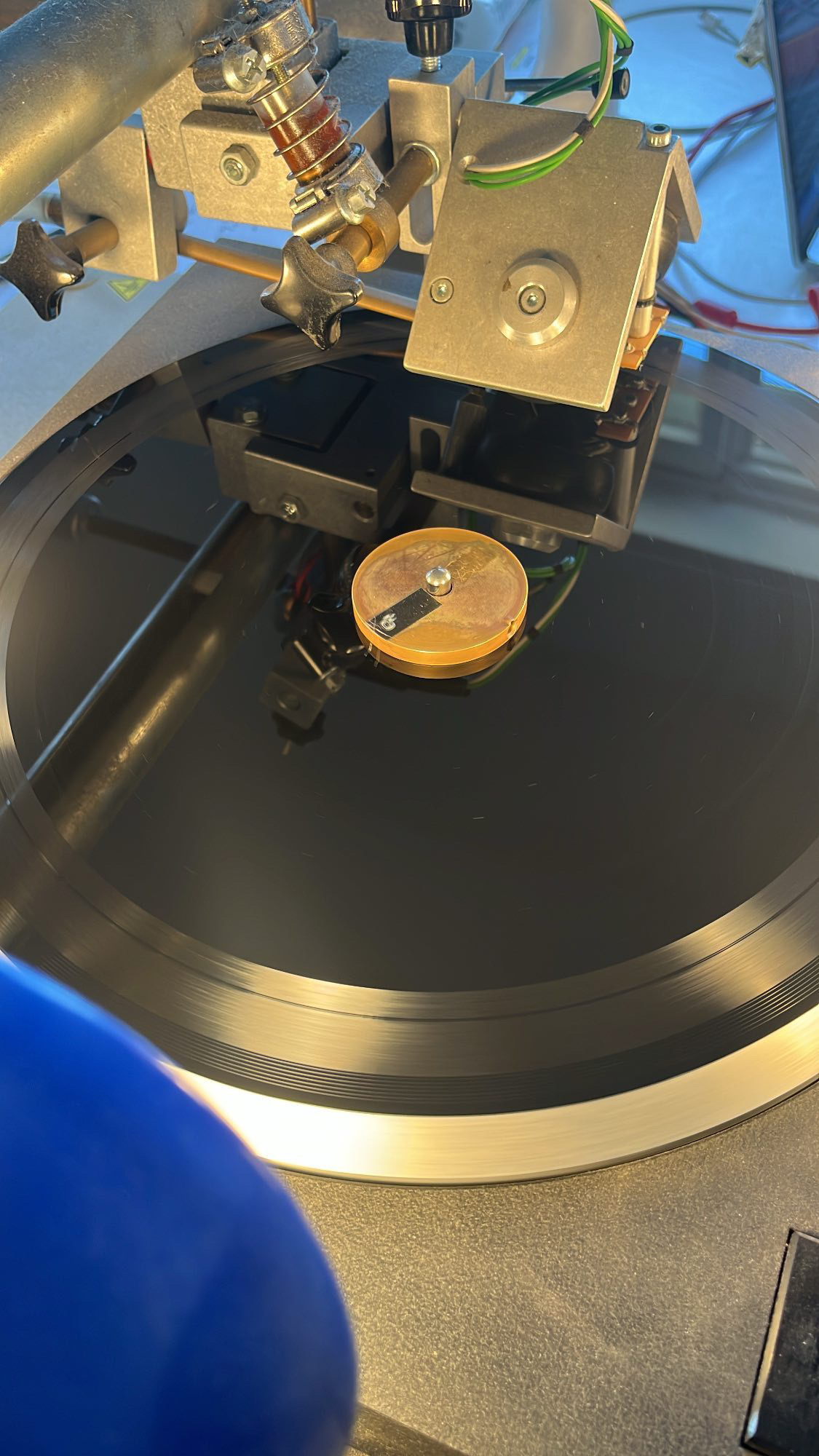 Top view of a vinyl record being cut on the PLASTIK lathe